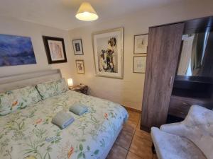 Ένα ή περισσότερα κρεβάτια σε δωμάτιο στο Canterbury - Sleeps 7 - Pet-Friendly with Garden