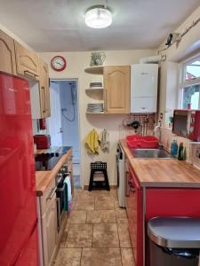 Η κουζίνα ή μικρή κουζίνα στο Canterbury - Sleeps 7 - Pet-Friendly with Garden