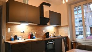 a kitchen with a sink and a counter top at Appartement hyper-centre Épinal in Épinal