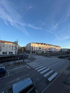 una calle vacía con un cruce en una ciudad en Appartement hyper-centre Épinal, en Épinal 8 fotos más
