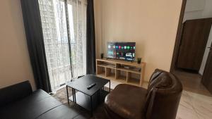 Χώρος καθιστικού στο Spacious 2 Bedroom Apartment at Skyhouse BSD Kensington