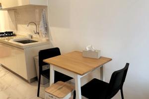 Η κουζίνα ή μικρή κουζίνα στο Spacious 2 Bedroom Apartment at Skyhouse BSD Kensington