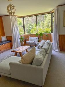 Posezení v ubytování Willow & Waves- Huge outdoor space & Full kitchen