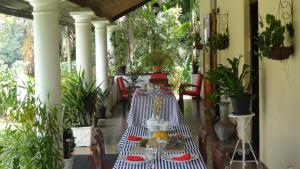 une table avec un chiffon de table rayé bleu et blanc dans l'établissement Strathisla Tea Estate Bungalow, à Matale