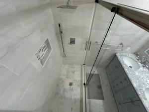 un bagno con doccia e lavandino di Spacious, Stylish and Luxurious a Brandywine