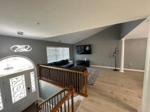 un soggiorno con un divano e una TV di Spacious, Stylish and Luxurious a Brandywine Altre 7 foto