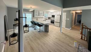 una cucina con tavolo e sedie in una casa di Spacious, Stylish and Luxurious a Brandywine