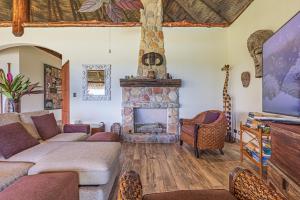 a living room with a couch and a fireplace at TikiVibez in Coronado