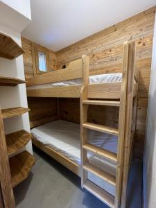 a room with two bunk beds in a cabin at Appartement Haut de Gamme neuf avec terrasse - 6 personnes - App 103 in Saint-Sorlin-dʼArves