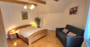 une chambre avec un lit et un canapé dans l'établissement Ferienwohnungen Haus Stierschneider, à Spitz