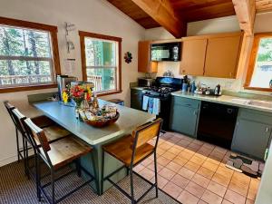 Η κουζίνα ή μικρή κουζίνα στο Palisades, Lake Tahoe, Tahoe City, Hot Tub, Dogs OK