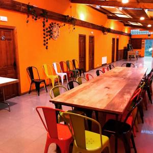 Una sala de conferencias con una gran mesa y sillas de madera. en Albergue Turístico El Campelín, en Ocero 36 fotos más
