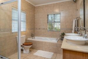 Ένα μπάνιο στο Cheerful 4 bedroom home with pool & wonderful view