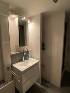 Koupelna v ubytování Ruhiges Apartment nahe Innenstadt und Kliniken + 13 fotografií