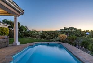 Πισίνα στο ή κοντά στο Cheerful 4 bedroom home with pool & wonderful view