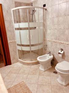 a bathroom with a shower and a toilet at House in Cave - Casa Vacanze in Massafra