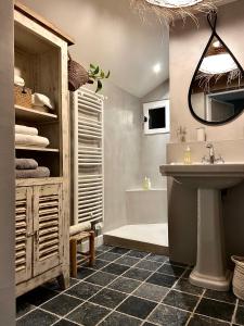 a bathroom with a sink and a bath tub at Un matin de mai, Côte d'Opale in Verlincthun +45 photos