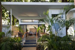 a house with a courtyard with plants at Jaali Blue in Canacona