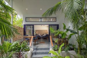 a house with a courtyard with plants at Jaali Blue in Canacona