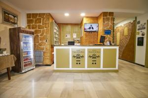 ロンダにあるオテル ビルゲン デ ロス レイエスの部屋のカウンター付き店