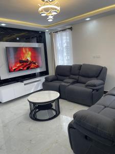 un salon avec un canapé et une table dans l'établissement Twin Paradise Homes, à Nairobi