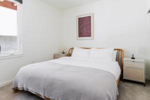 Postel nebo postele na pokoji v ubytování Blueground West Alameda fitness center nr Park SFO-1875