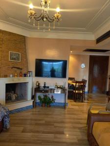 Μια τηλεόραση ή/και κέντρο ψυχαγωγίας στο Beach apartment with pool Skhirat beach +23 φωτογραφίες