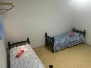 Giường trong phòng chung tại Quarto 01 no centro da cidade