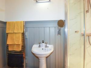a bathroom with a sink and a shower at Tradewinds in Newquay +15 photos