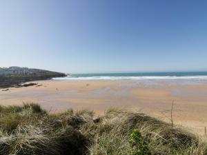 a sandy beach with a view of the ocean at Tradewinds in Newquay