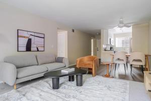 Φωτογραφία από το άλμπουμ του Blueground Burbank pool nr Burbank Town Center LAX-1381 σε Burbank Junction