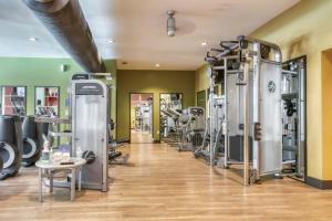 Fitness centrum a/nebo fitness zařízení v ubytování Blueground Burbank pool nr Burbank Town Center LAX-1381