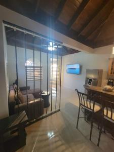 TV a/nebo společenská místnost v ubytování Blessed Villas and Resort