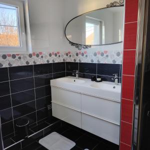 a bathroom with a white sink and a mirror at Au Chat l'Heureux in Mackenheim +19 photos