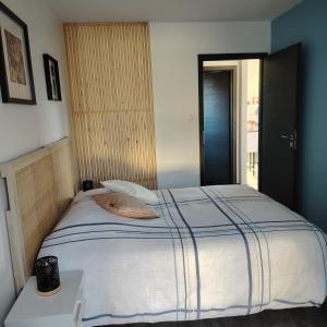 a bedroom with a large bed with a wooden headboard at Au Chat l'Heureux in Mackenheim +15 photos