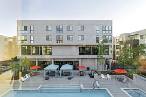 Castro CityにあるBlueground Mountain View pool nr Shoreline Park SFO-1959の中庭(テーブル、椅子付)