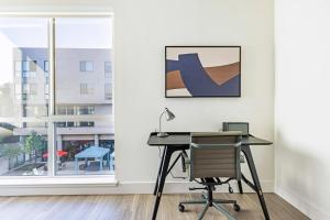 Castro CityにあるBlueground Mountain View pool nr Shoreline Park SFO-1959の窓際の机と椅子付きオフィス +48枚の写真