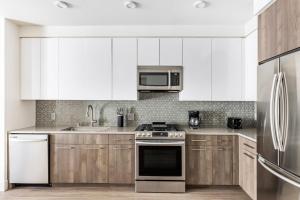 Castro CityにあるBlueground Mountain View pool nr Shoreline Park SFO-1959のキッチン(白いキャビネット、コンロ、電子レンジ付)