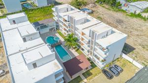 an aerial view of a white building with a swimming pool at Cozy 1-BR Apartment in Bayahibe in San Rafael del Yuma