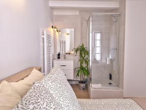 a bedroom with a shower and a bed with a pillow at Grand Verdière in La Rochelle
