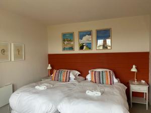 2 Einzelbetten in einem Zimmer mit 2 Kissen in der Unterkunft The Nuttings Cottage in Crail