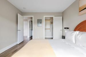 フォスター・シティにあるBlueground Foster City pool nr Lagoon SFO-2053のベッドルーム1室(大型ベッド1台付)、廊下が備わります。 +22枚の写真