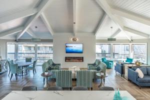 フォスター・シティにあるBlueground Foster City pool nr Lagoon SFO-2053のソファと椅子とテーブルのあるリビングルーム