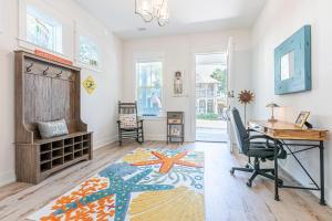 ein Büro mit Schreibtisch, Schreibtischstuhl und Tisch in der Unterkunft Vitamin Sea in Inlet Beach