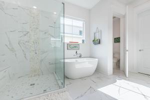 ein Badezimmer mit Badewanne und Glasdusche in der Unterkunft Vitamin Sea in Inlet Beach + 41 Fotos