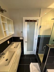 Ένα μπάνιο στο Walk to Metro- Home Sauna +12 φωτογραφίες