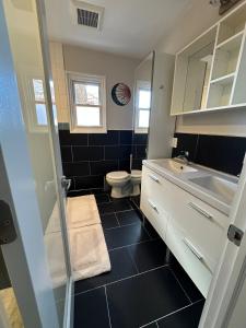 Ένα μπάνιο στο Walk to Metro- Home Sauna