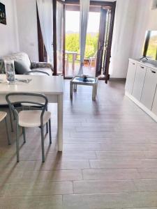 una sala de estar con una mesa y un sofá en Appartamento Elysie, en Puntaldia