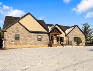 Το κτήριο όπου στεγάζεται  η παραθεριστική κατοικία