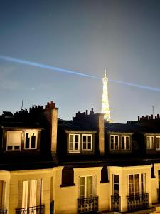 Una vista de la Torre Eiffel desde los tejados de las casas en Studio Passy - Tour Eiffel, en París